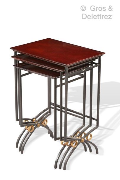 Jules LELEU (1883-1961) *Suite de trois tables gigognes en métal laqué noir et laiton...