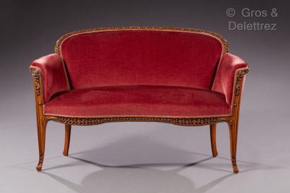 Louis MAJORELLE (1859-1926) Sofa model " Aubépines " in carved oak with a curved...
