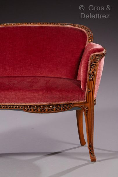 Louis MAJORELLE (1859-1926) Sofa model " Aubépines " in carved oak with a curved...