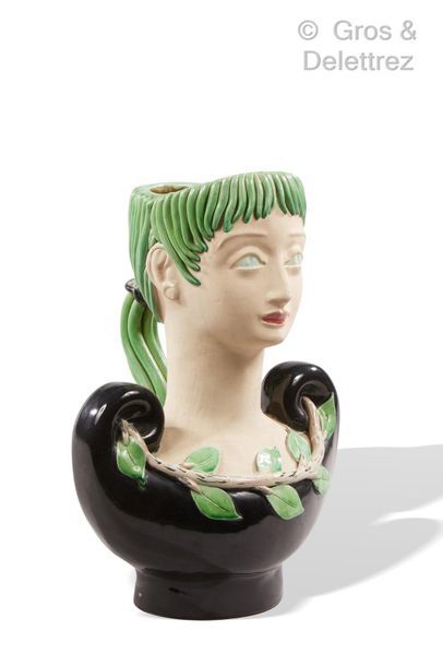 Colette GUEDEN (1905-2000) *Buste d’applique en céramique émaillée polychrome.

Signé...