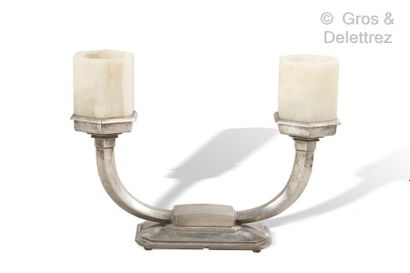 Maurice DAURAT (1880-1989) *Paire de lampes en bronze argenté présentant deux bras...