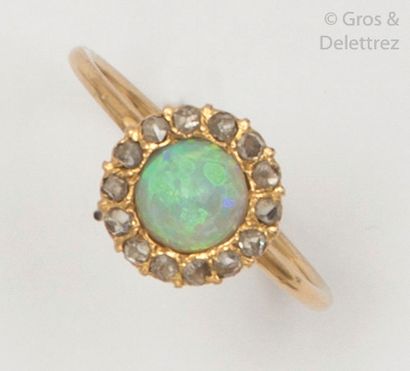 null Bague «?Fleur?» en or jaune, ornée d’une opale cabochon dans un entourage de...