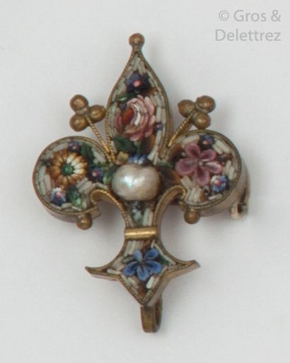 null Broche «?Fleur de Lys?» en métal, ornée d’une perle dans une entourage de micro-mosaïques...
