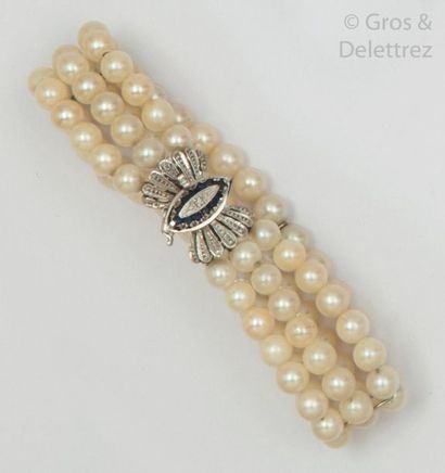 null Bracelet en or gris, composé de trois rangs de perles de culture, le fermoir...