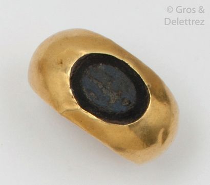 null Bague en or jaune, ornée d’une intaille romaine représentant une divinité Gauloise....