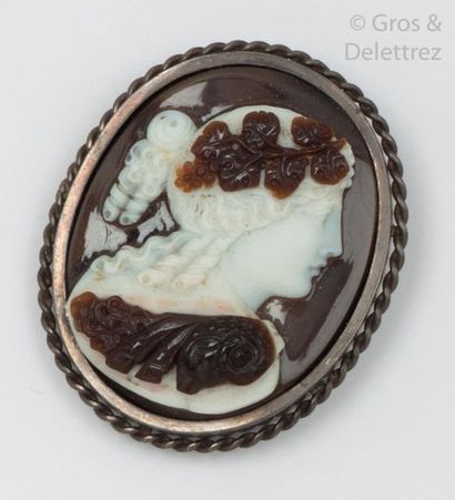 null Silver brooch, decorated with a cameo on tri-layered agate with Bacchante decoration...