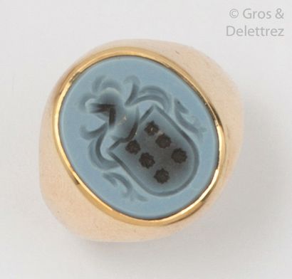 null Ring " Chevalière " in yellow gold engraved with coat of arms on bicoloured...