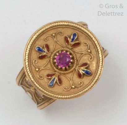 null Bague «?Jonc ouverte?» en or jaune ciselé et émaillé polychrome à décor de rinceaux...