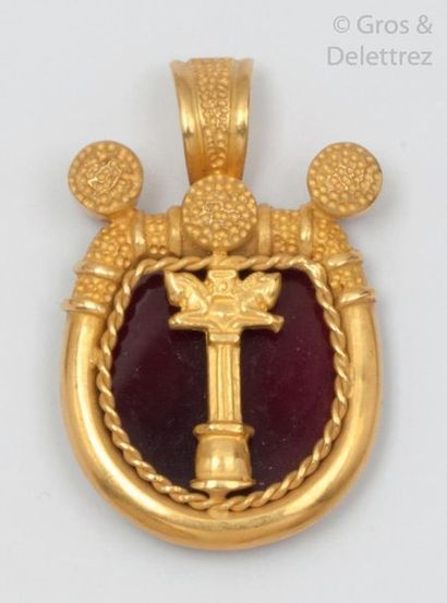 null Chiselled yellow gold pendant, decorated with a cornelian plate. P. Brut : 29...