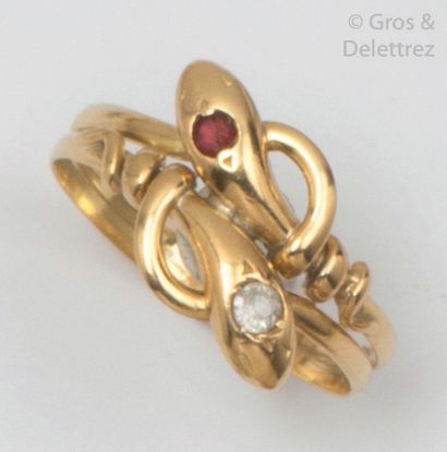 null Bague «?Serpents?» en or jaune, ornée de pierres blanche et rouge. Tour de doigt?:...