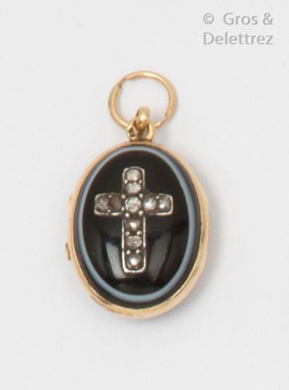 null Yellow gold and agate "Souvenir Carrier" pendant, decorated with a cross set...