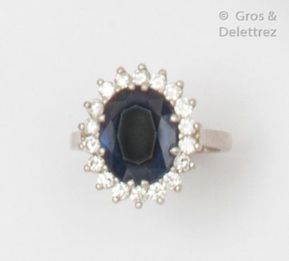 null Flower" ring in white gold, adorned with an oval sapphire in a setting of brilliant-cut...