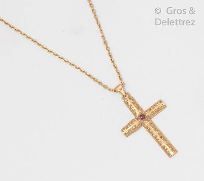 null Chaîne et pendentif croix en or jaune filigrané orné d’un rubis. P. 7,9g