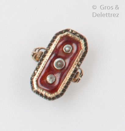 null Hexagonal gold and silver ring enamelled red, decorated with three half pearls...