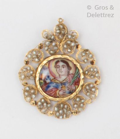 null Filigree yellow gold pendant, decorated with a polychrome enamelled miniature...