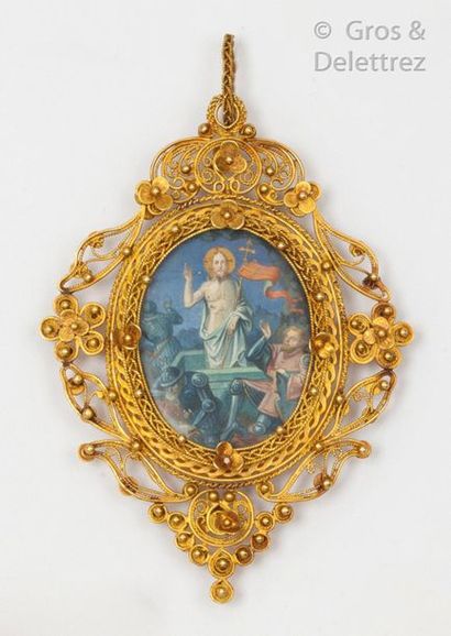 null Important yellow gold filigree medallion, decorated with a painted miniature...