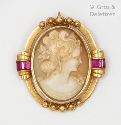 null Yellow gold brooch, adorned with a shell cameo representing the profile of a...