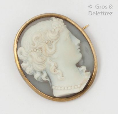 null Oval metal brooch, adorned with a cameo on agate representing a woman in profile...