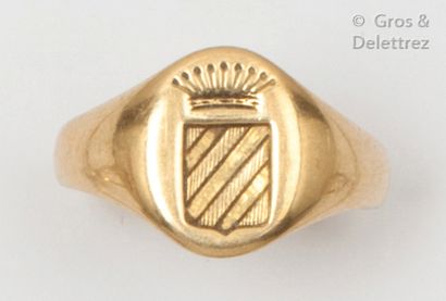 null Yellow gold "Chevalière" ring, engraved with a coat of arms under a count's...
