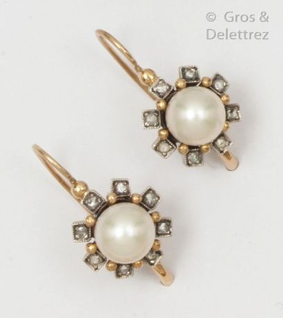 null Pair of earrings in 9K yellow gold AND SILVER, adorned with pearls in a setting...