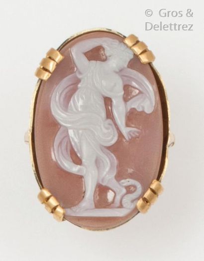 null Ring in 14K yellow gold, set with an oval cameo on agate representing a nymph....