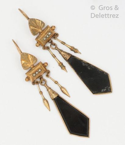 null Pair of earrings in 9K yellow gold, decorated with palmettes and seed beads...
