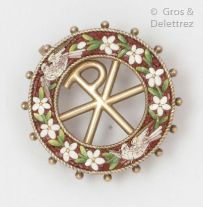 null Round brooch with "Chrism" motif in gilt vermeil decorated with micro-mosaic...