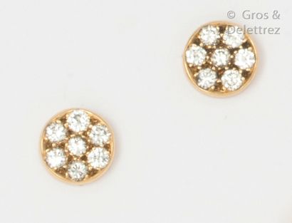null Pair of circular ear chips in yellow gold, paved with brilliant-cut diamonds....