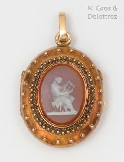 null Yellow gold pendant " Porte-photo ", decorated with a cameo on agate representing...