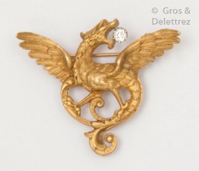 null Brooch pendant "Chimera" in finely chiselled yellow gold, holding an old cut...
