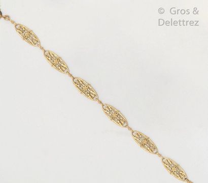 null Articulated bracelet in filigree yellow gold with floral decoration. Length:...