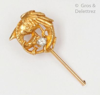 null Tie pin in yellow gold, the end decorated with a chimera adorned with a brilliant-cut...