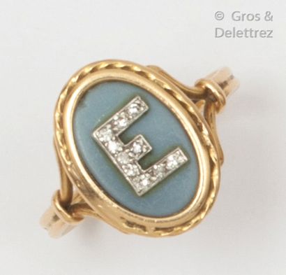 null Yellow gold ring with an agate surmounted by the letter "E" set with 8/8 size...