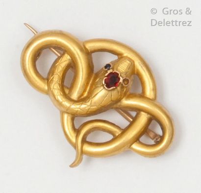 null Brooch "Snake" in yellow gold, the head set with a garnet. P. Gross: 3.2g. (Missing...