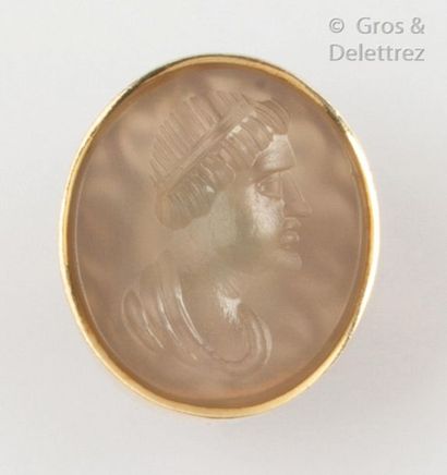 null Yellow gold ring with an intaglio on agate representing the profile of a man....