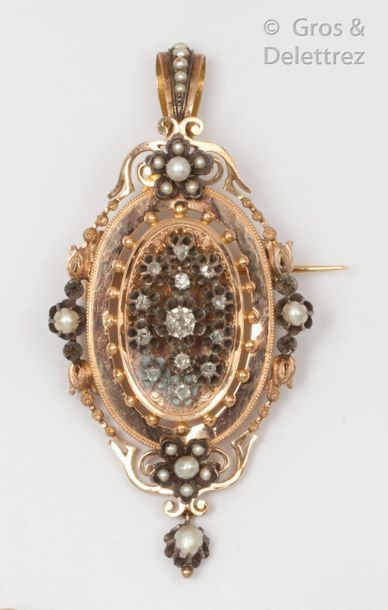 null Brooch pendant in yellow gold and silver, decorated with flowers set with pearls,...