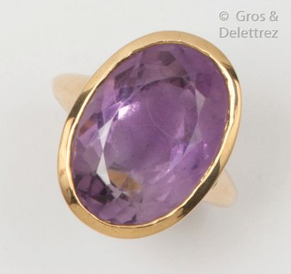 null Yellow gold ring, set with an oval amethyst. Finger size: 56. P. Gross: 16....