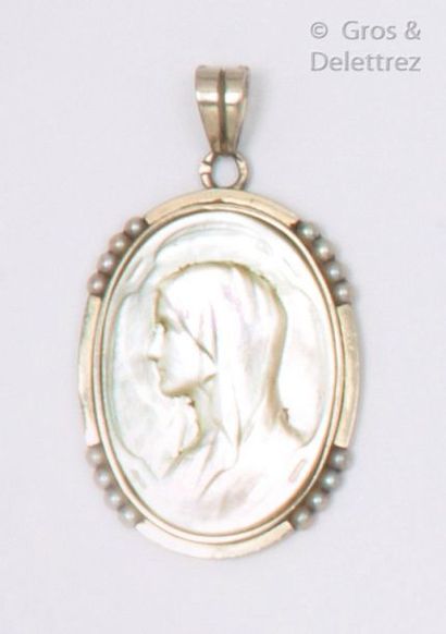 null Medal in white gold, decorated with a mother-of-pearl plaque representing the...