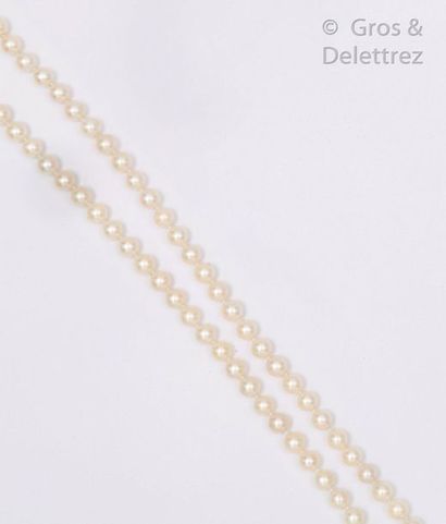 null Necklace of cultured pearls chocker. White gold clasp set with a pearl. Diameter...