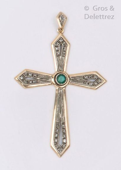 null 9K gold and openwork silver "Cross" pendant, decorated with an emerald and rose-cut...