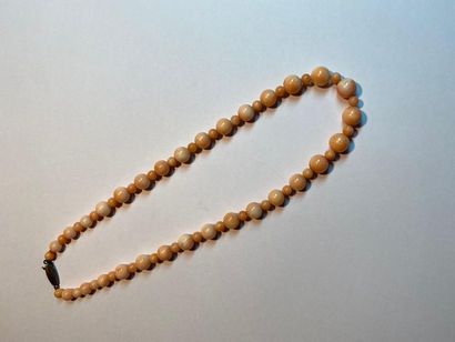 null Collier composé de perles de corail peau d'ange alternées de perles plus petites....