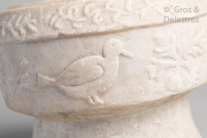 null Mortier en marbre blanc reposant sur un piédouche à décor sculpté en bas-relief...