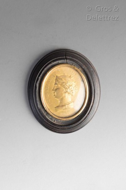 D’après Nicolas BRENET Médaillon ovale en métal doré figurant un profil de l’impératrice...