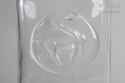 null Carafe en verre moulé à décor d’un médaillon figurant un cheval

H?: 27cm
