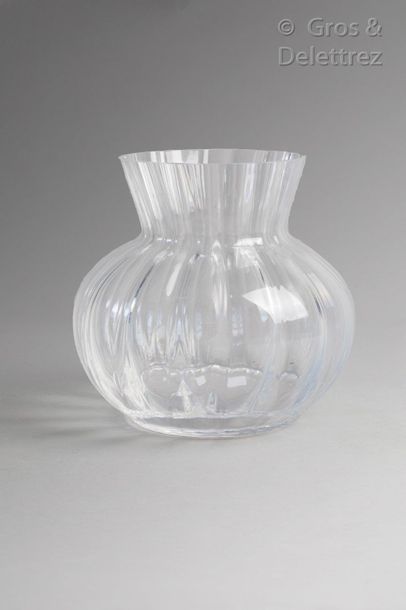 DAUM France. Vase en verre transparent à décor godronné, panse globulaire et large...