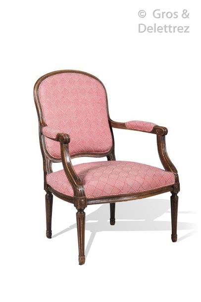 null Armchair with flat back in moulded wood resting on 4 fluted legs.

Louis XVI...