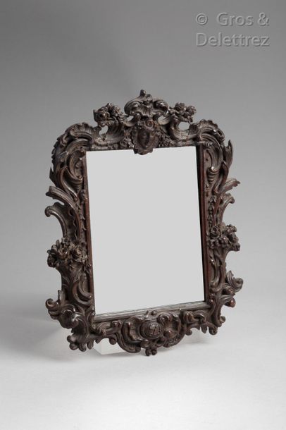 null Petit miroir, le cadre en bois foncé mouluré, ajouré et richement sculpté à...