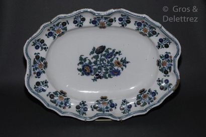 null MOUSTIERS

Oval dish in earthenware with potato flower decoration in five colors.

18th...