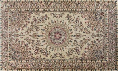 null Thin wool oriental rug with polychrome Cashmere decoration, a rosette in the...