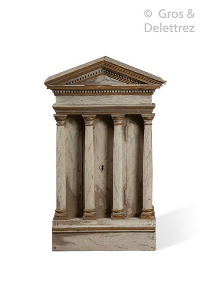 null Amusant temple antique en bois peint façon marbre et or agrémenté en façade...